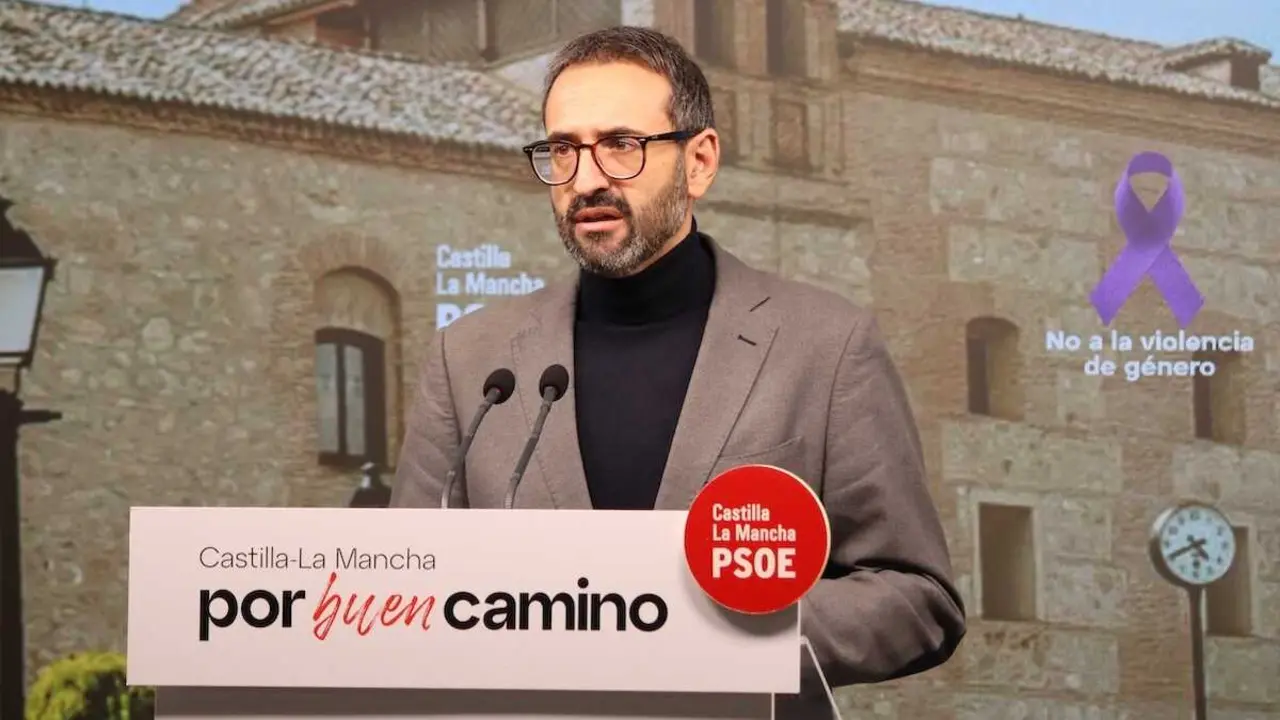 El secretario de Organización del PSOE de Castilla-La Mancha y diputado nacional, Sergio Gutiérrez, durante la rueda de prensa que ha ofrecido en la sede de los socialistas en Toledo