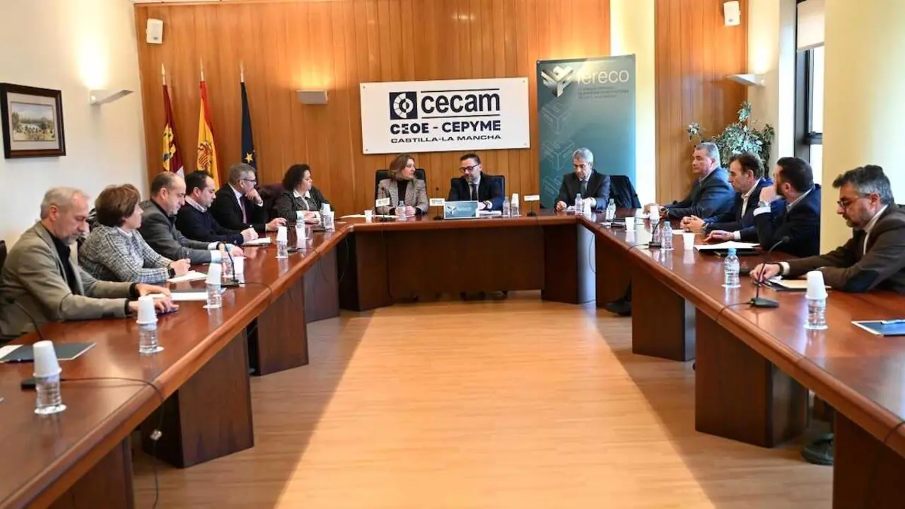 La consejera de Economía, Empresas y Empleo de Castilla-La Mancha, Patricia Franco, durante la reunión que ha mantenido con la Federación Regional de Empresas Constructoras (FERECO)