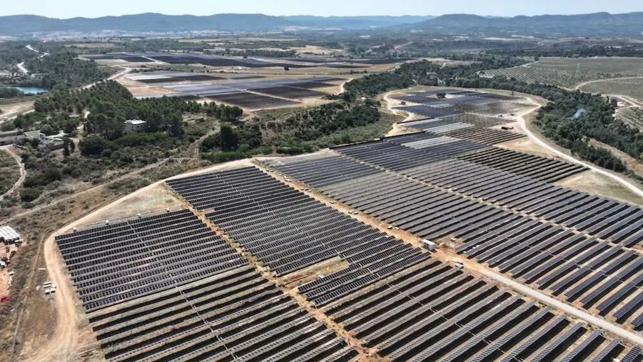 Comienzan a operar las centrales fotovoltaicas de Zurita I y II con 100 MW de potencia combinada