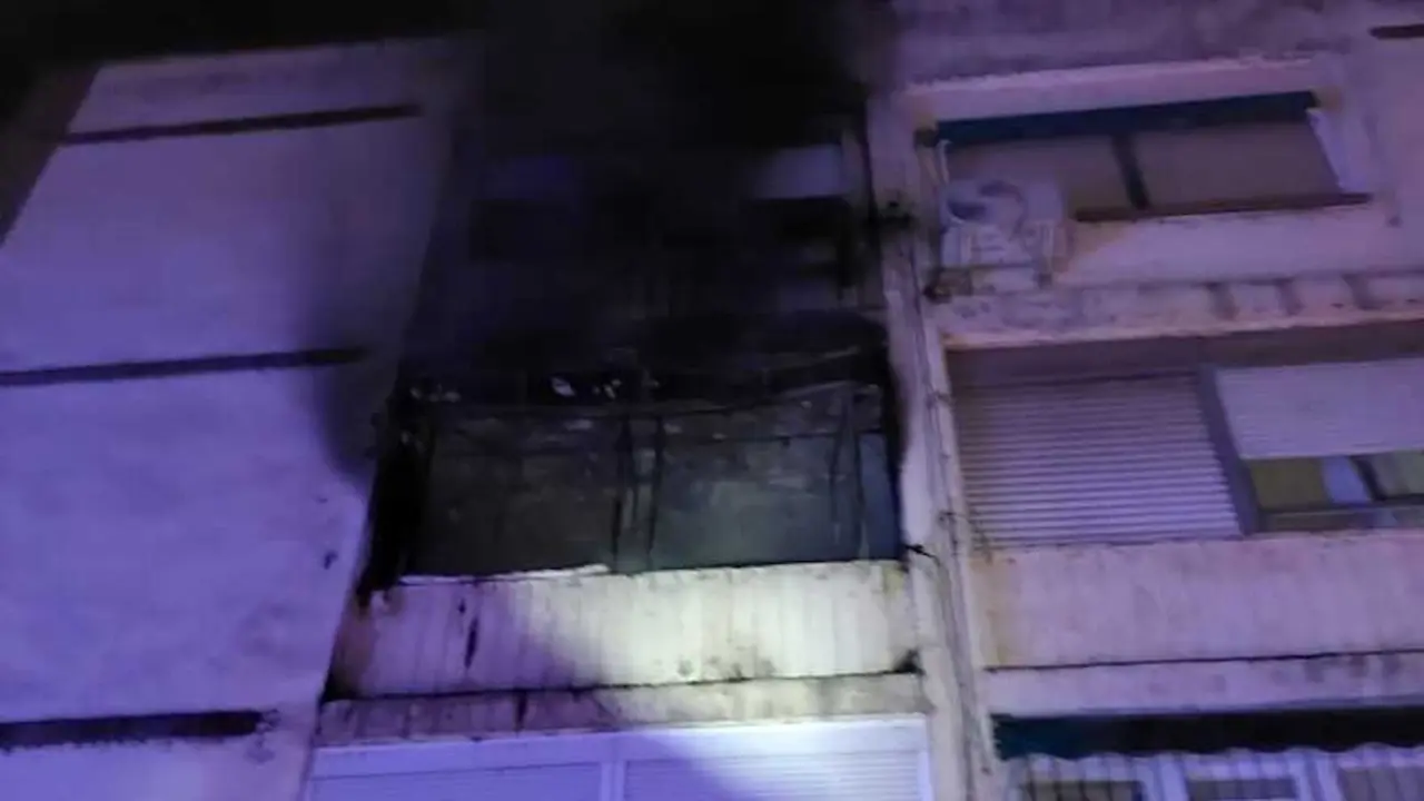 Dos afectados por humo tras un incendio en un bloque de pisos en Talavera de la Reina (Toledo)