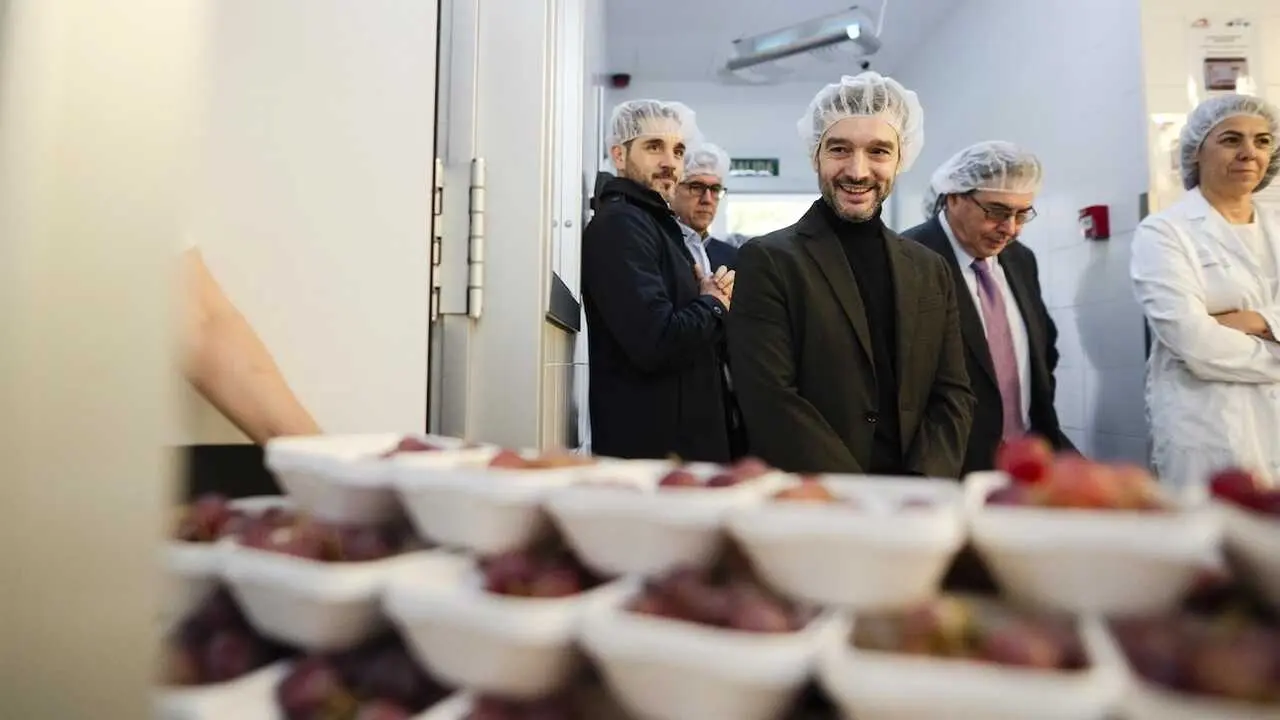 El ministro de Derechos Sociales, Consumo y Agenda 2030, Pablo Bustinduy, en la cocina durante la visita que ha realiado al Hospital Nacional de Parapléjico en Toledo - EP/Mateo Lanzuela