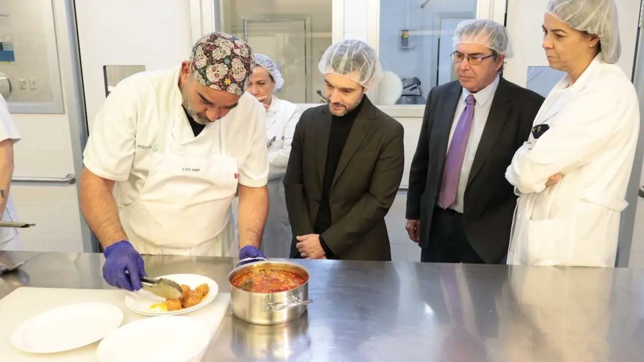 El ministro de Derechos Sociales, Consumo y Agenda 2030, Pablo Bustinduy, este viernes en la cocina durante la visita que ha realiado al Hospital Nacional de Parapléjico en Toledo