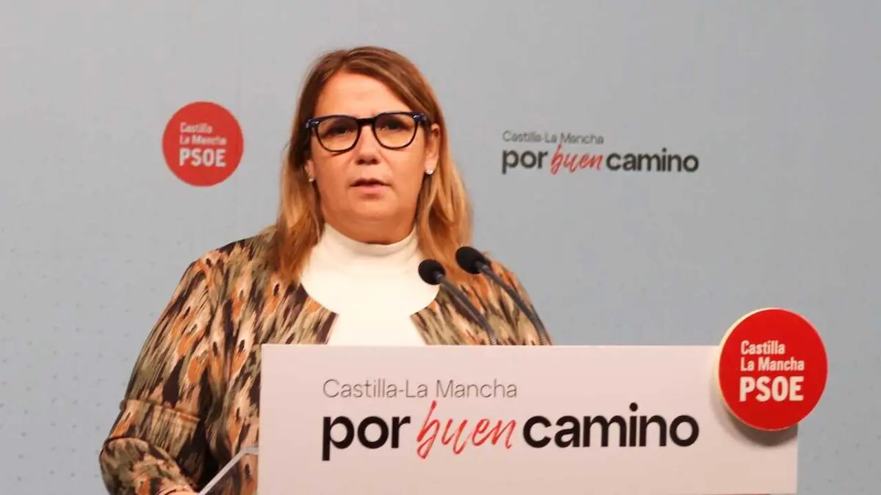 La presidenta de la Ejecutiva provincial del PSOE de Toledo, Tita García Élez, durante la rueda de prensa que ha ofrecido en la sede de los socialistas