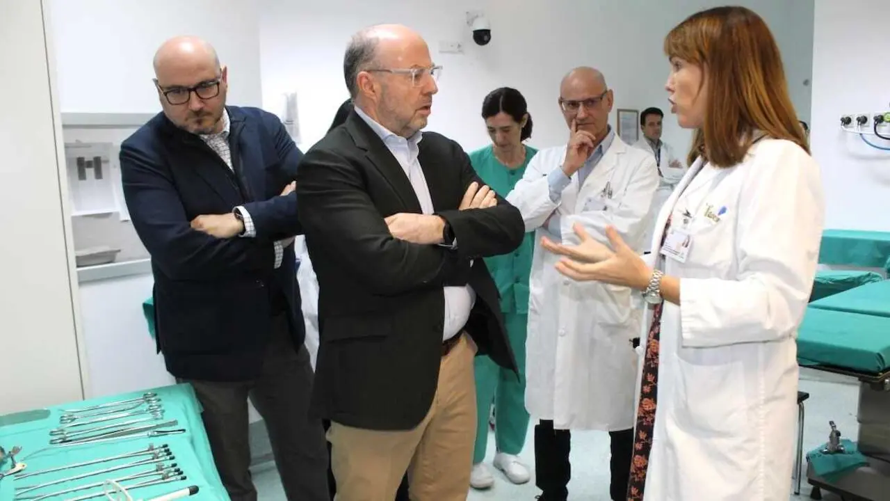 El director gerente del SESCAM, Alberto Jara, durante la visita que ha realizado al nuevo equipo de braquiterapia que se ha incorporado al Hospital General Universitario de Ciudad Real.