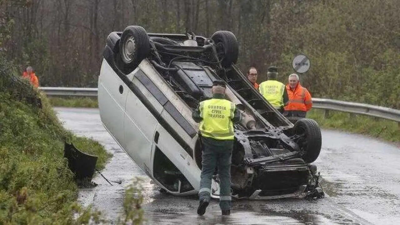 Imagen de archivo de un accidente de tráfico con una furgoneta implicada