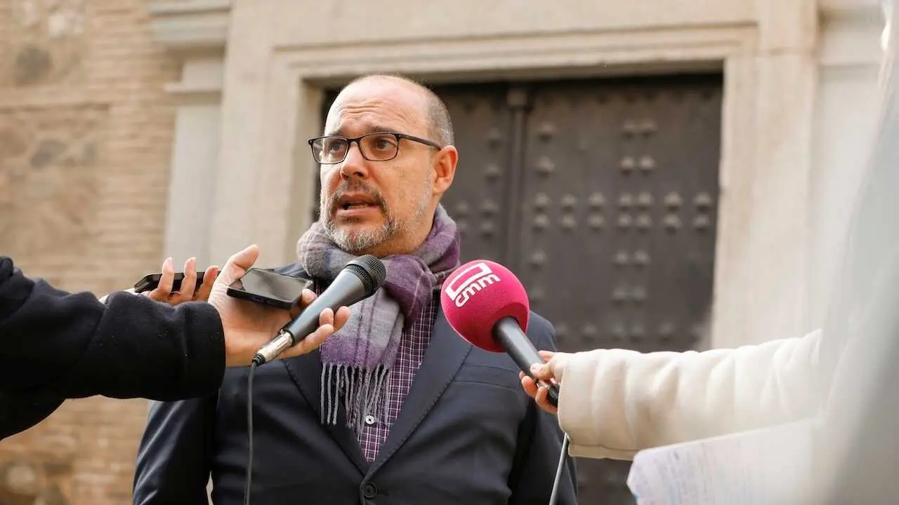 El presidente de las Cortes de Castilla-La Mancha, Pablo Bellido, atendiendo a los medios este sábado, Día de la Constitución, a las puertas del Parlamento regional