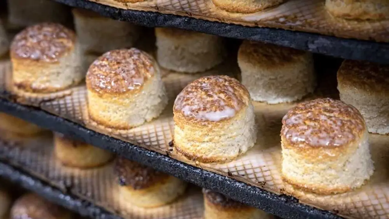 Los españoles gastarán un 4% más en los dulces navideños, que sortean el precio del huevo. En la imagen de archivo mazapán en un obrador