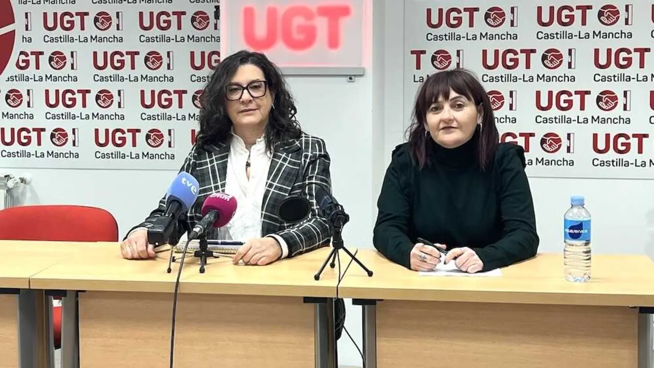 La secretaria general de UGT en Castilla-La Mancha, Lola Alcónez, y la secretaria de Empleo, Igualdad y Políticas Sociales, Isabel Carrascosa, durante la rueda de prensa que han ofrecido