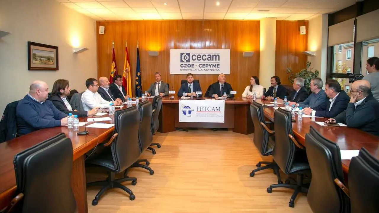 El consejero de Fomento, Nacho Hernando, ha clausurado la Asamblea de la Federación de Empresarios de Transporte de Castilla-La Mancha (FETCAM)