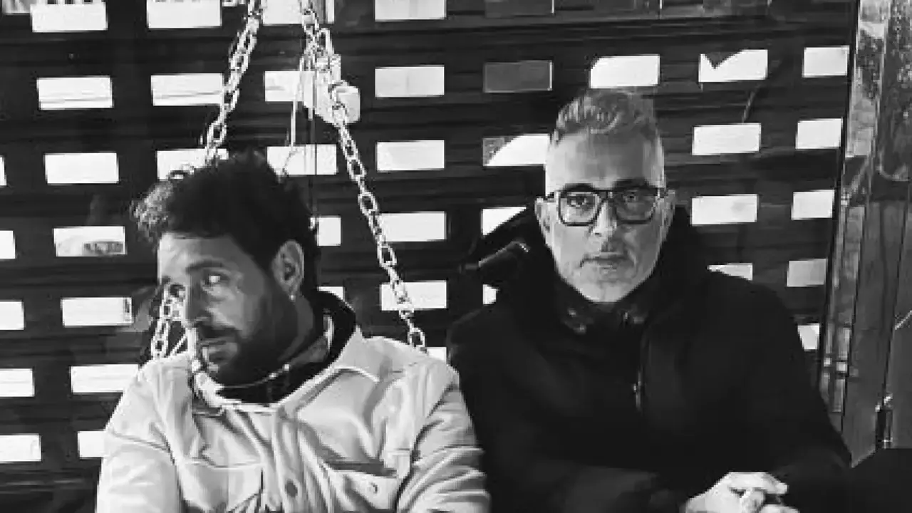 Kiko Hernández, amenazado de muerte, se encadena junto a su marido a su local clausurado