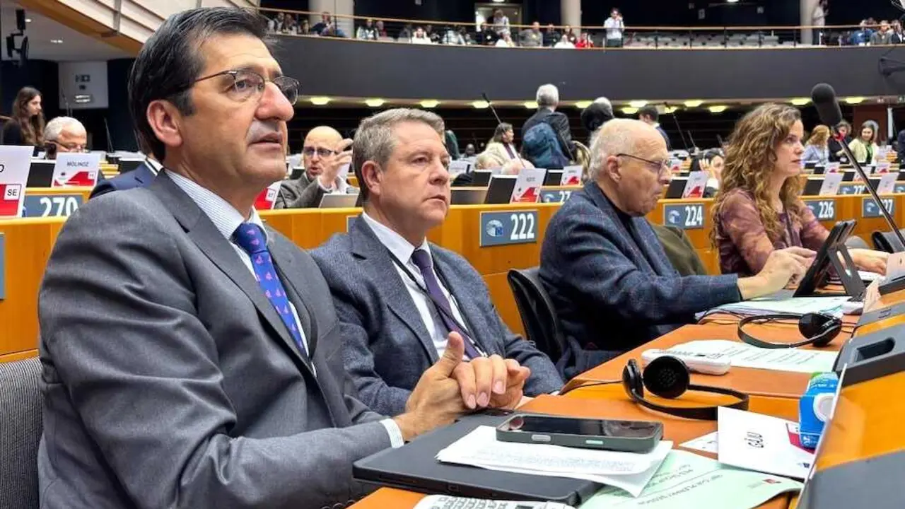 El presidente de Castilla-La Mancha, Emiliano García-Page, junto al vicepresidente segundo, José Manuel Caballero, durante su participación en la 169º sesión plenaria del Comité Europeo de las Regiones