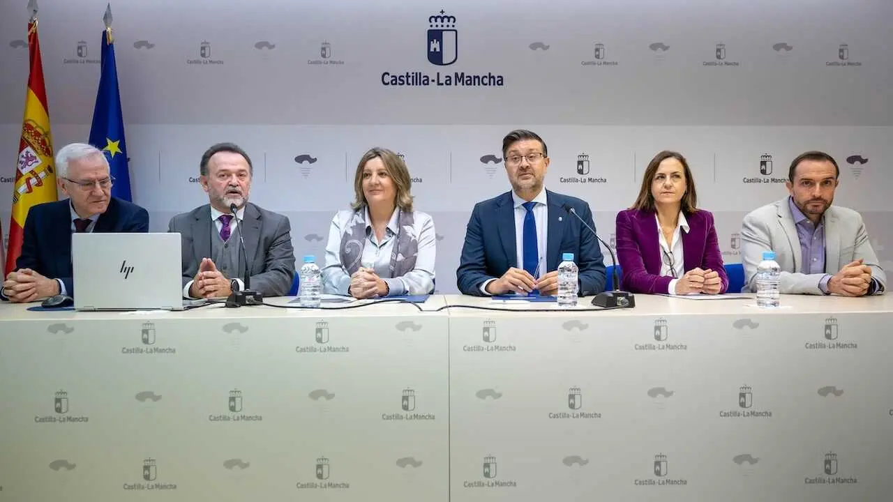 La consejera de Economía, Empresas y Empleo, Patricia Franco, y el consejero de Educación, Cultura y Deportes, Amador Pastor, firman el convenio de colaboración entre el Instituto de Finanzas de Castilla-La Mancha e Innocam
