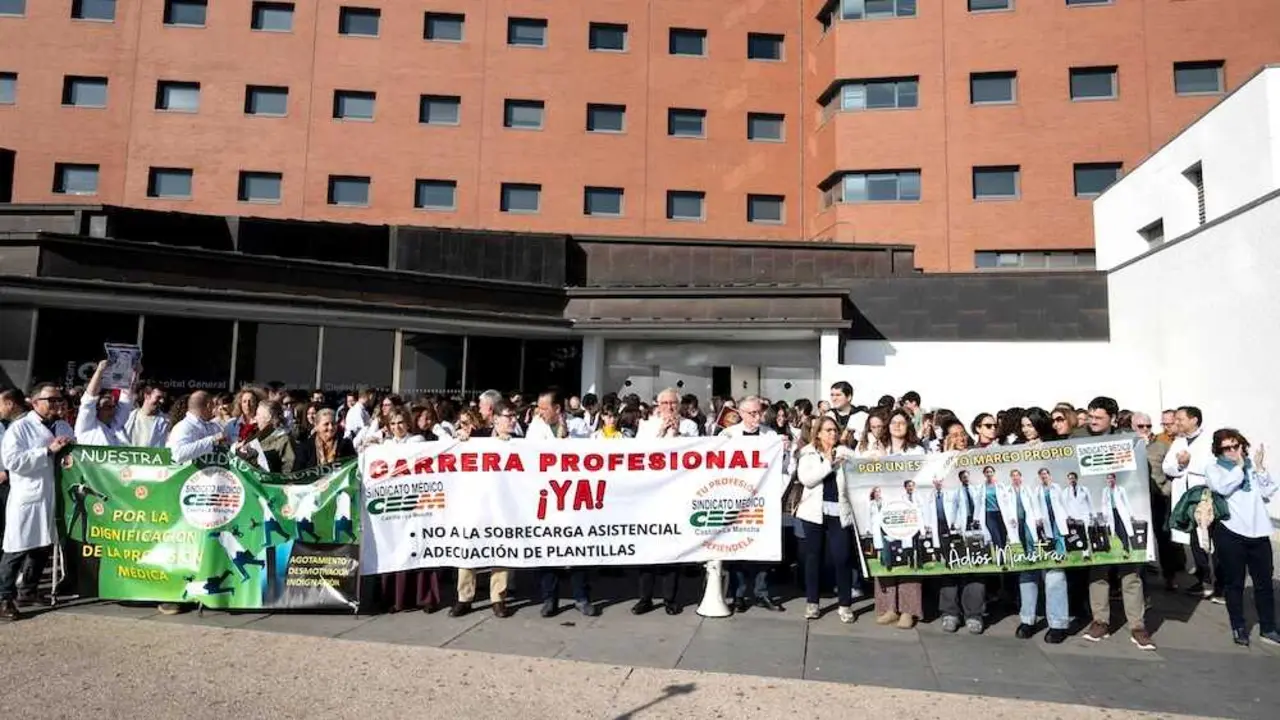 Concentración de médicos llevada a cabo en el Hospital General Universitario de Ciudad Real, este jueves, en la tercera jornada de huelga convocada por el CESM - EFE/Jesús Monroy