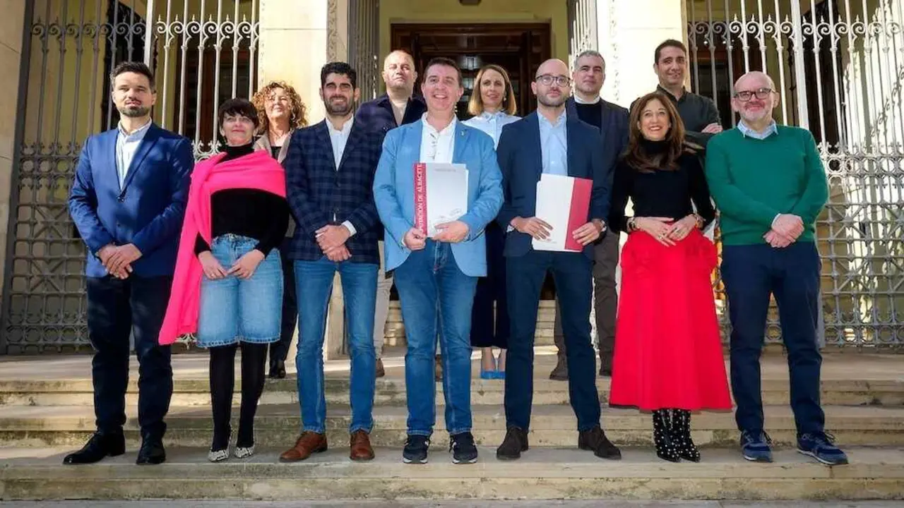 El presidente de la Diputación de Albacete, Santiago Cabañero, ha presentado el proyecto de presupuestos de la institución para 2026 acompañado de su equipo de gobierno