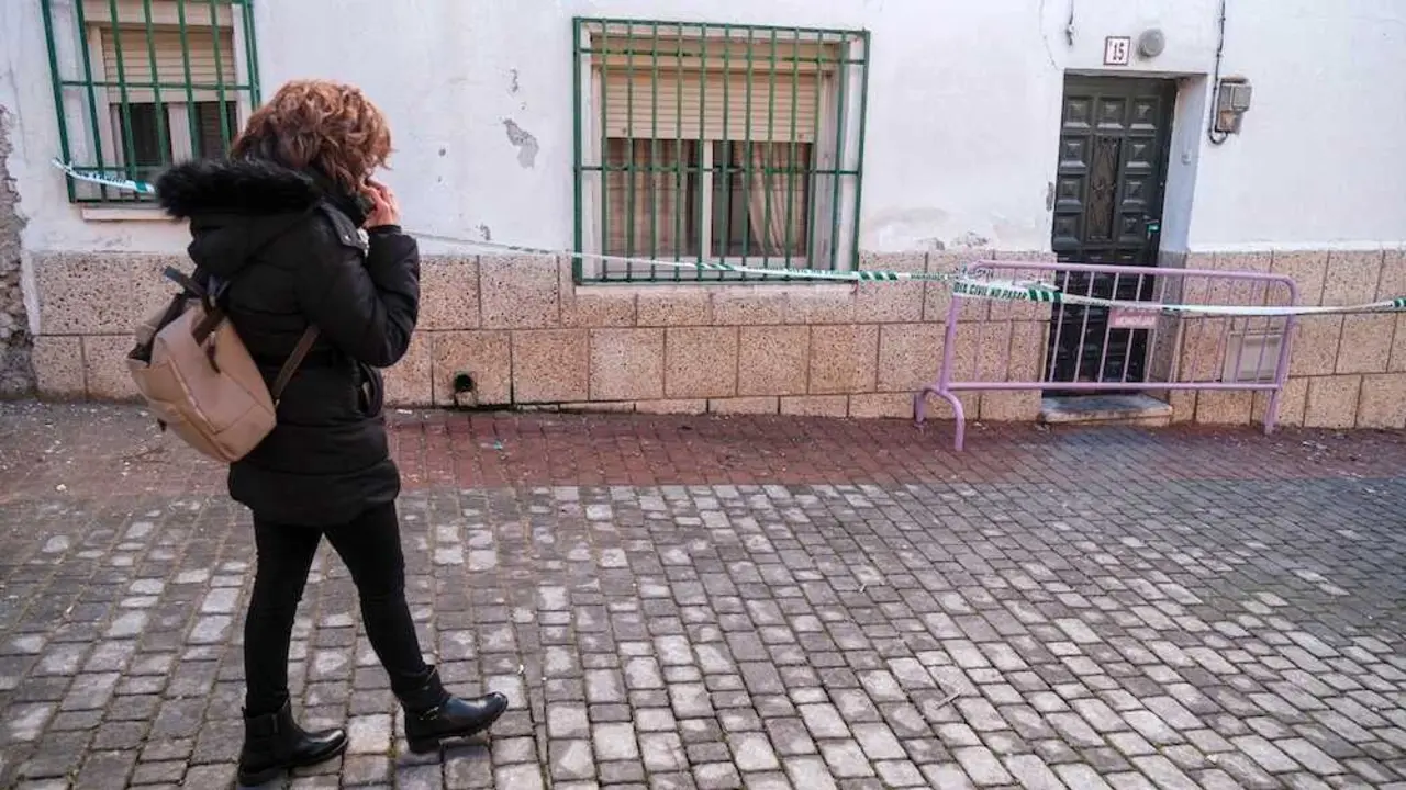 Vivienda precintada tras el incendio que se ha producido este jueves en Mondéjar (Guadalajara) en el que una persona ha fallecido y otras seis resultaron heridas - EFE/Nacho Izquierdo