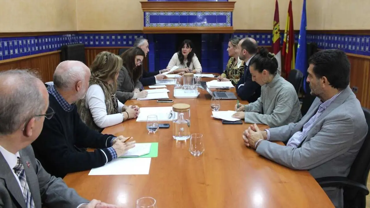 La delegada de la Junta en Ciudad Real, Blanca Fernández, ha presidido la reunión de la comisión de seguimiento de las obras del Paseo del Bosque de Puertollano