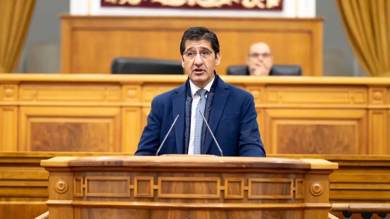 El vicepresidente segundo del Gobierno de Castilla-La Mancha, José Manuel Caballero, ha inaugurado este viernes el pleno de las Escuelas Embajadoras del Parlamento Europeo en la región en el Salón de Plenos de las Cortes de Castilla-La Mancha.