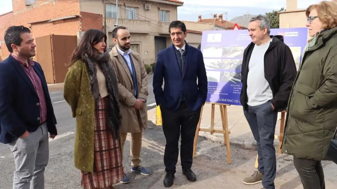 El vicepresidente segundo del Gobierno de Castilla-La Mancha, José Manuel Caballero, en la inauguración de la actuación que se ha desarrollado en la travesía de la carretera CM-4120 en Fuente El Fresno (Ciudad Real)