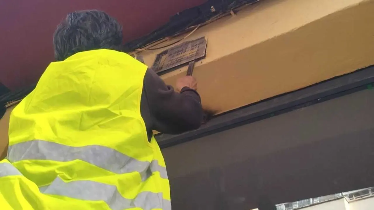 12/12/2025 Retiran más de medio centenar de placas metálicas con simbología franquista.
SOCIEDAD 
AYUNTAMIENTO