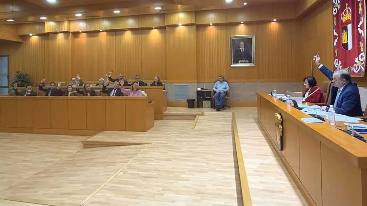 En la imagen un instante del pleno del Ayuntamiento de Talavera de la Reina (Toledo) celebrado en el Consistorio este viernes