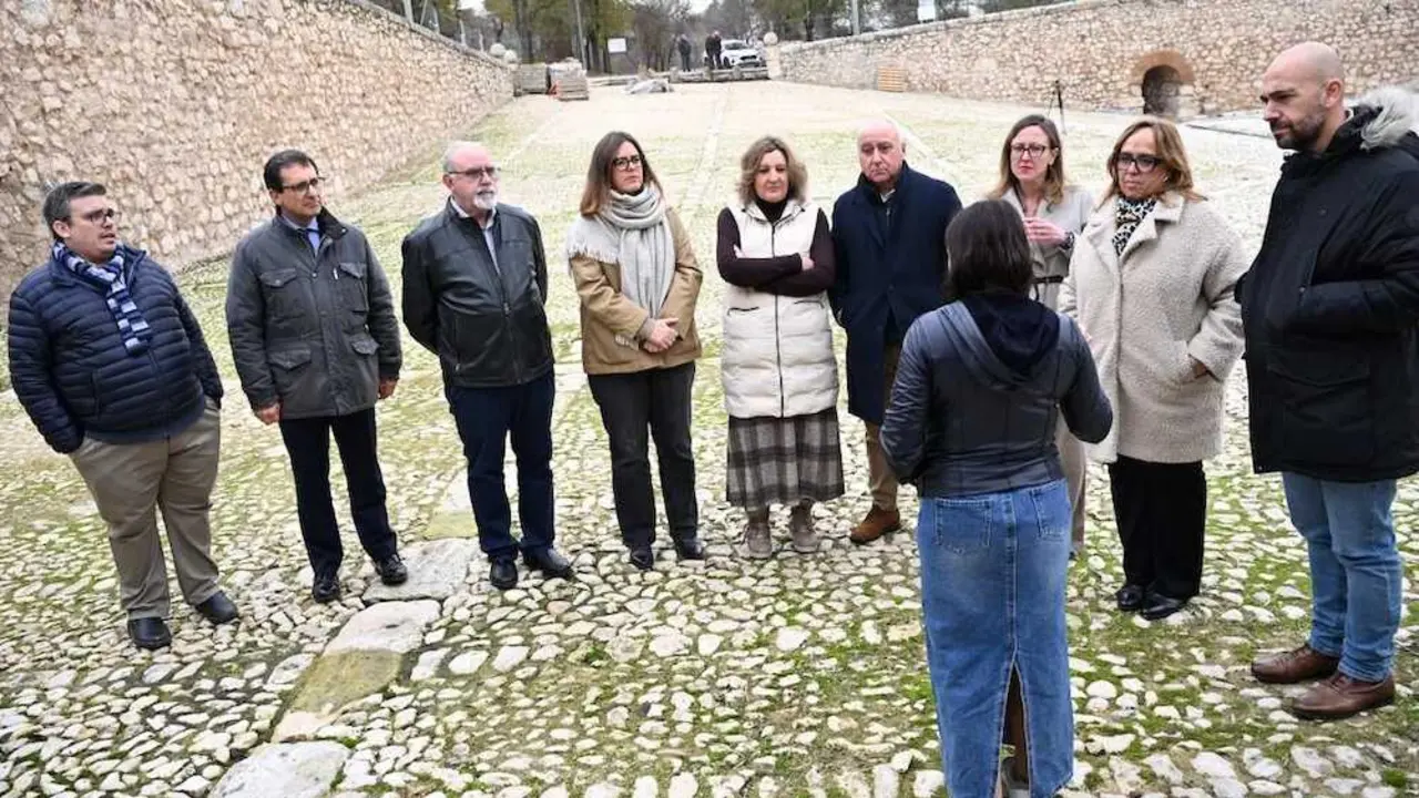 La consejera de Economía, Empresas y Empleo, Patricia Franco, y la consejera Portavoz, Esther Padilla, han visitado la Fuente Grande de Ocaña (Toledo)