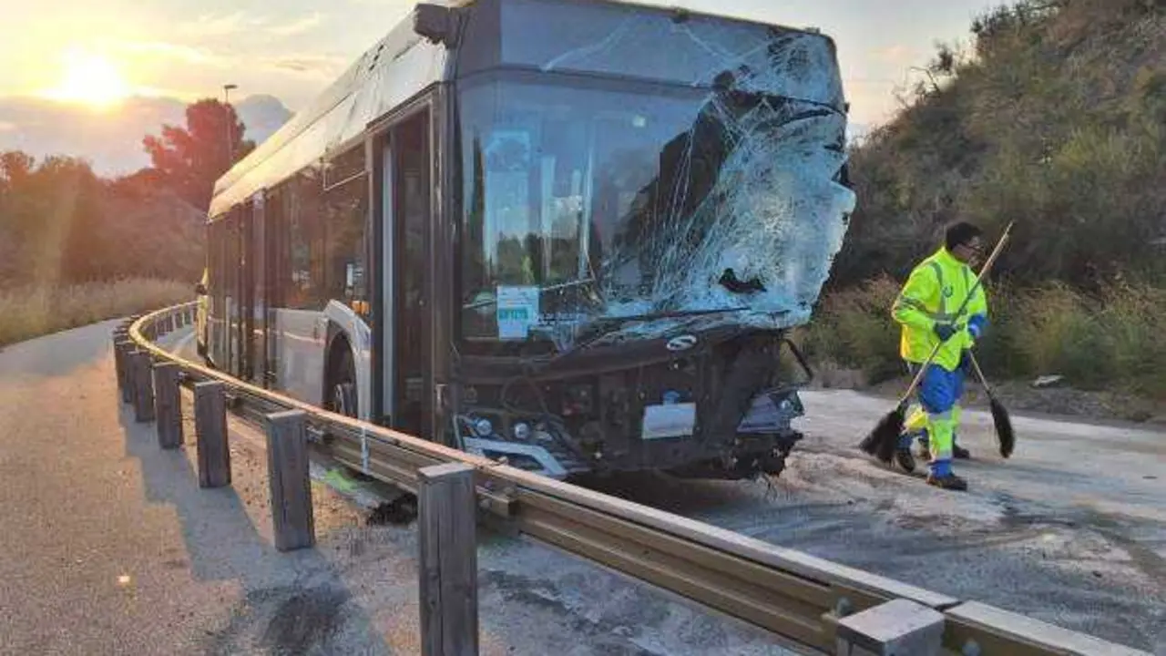 Cuatro heridos, uno de ellos crítico, tras colisionar un autobús y una ambulancia