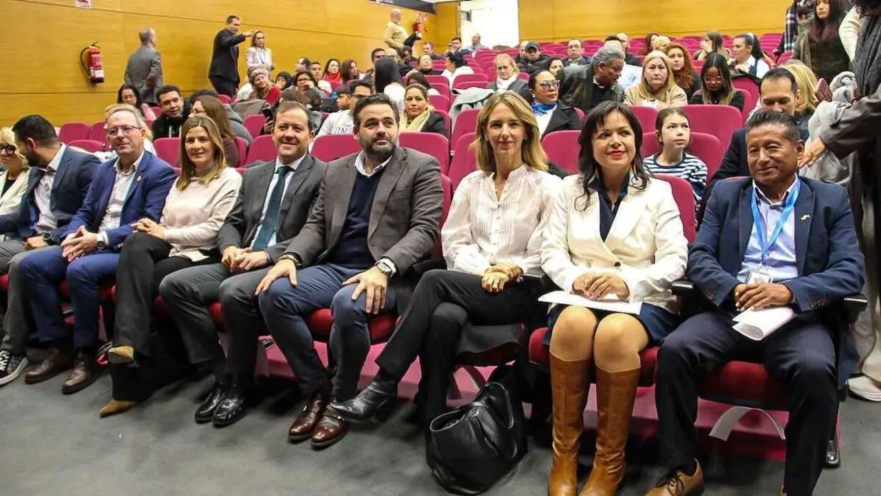 La diputada del PP Cayetana Álvarez de Toledo y el presidente del PP de Castilla-La Mancha, Paco Núñez, durante el acto celebrado este sábado en Toledo con motivo del Día del Nuevo Español