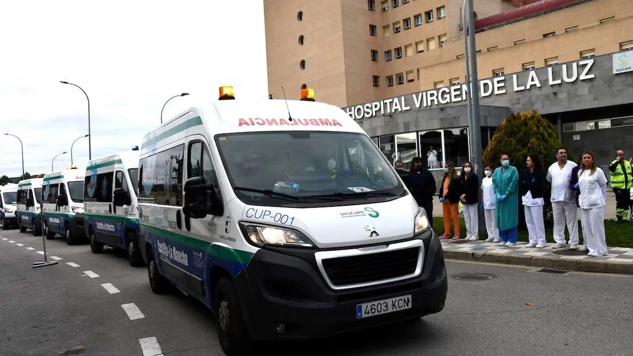 Convoy de ambulancias sale del Hospital Virgen de la Luz durante el inicio del traslado de pacientes al nuevo Hospital Universitario de Cuenca, en una jornada histórica para la sanidad regional.