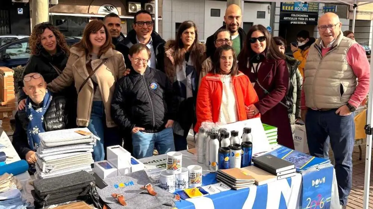 El director general de Discapacidad, Francisco José Armenta, durante su visita al VIII Mercado Artesano Inclusivo celebrado en la localidad toledana de Torrijos