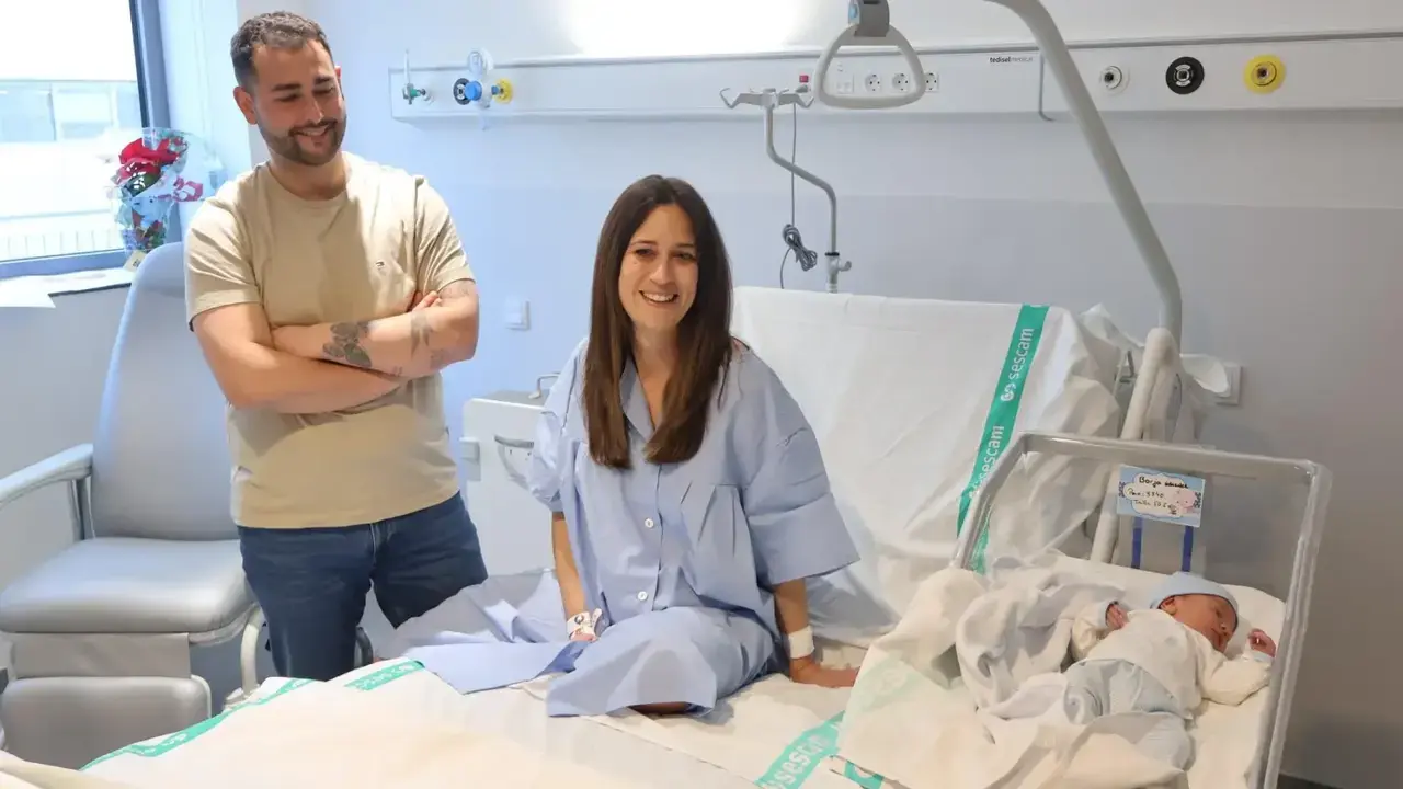 Marta Blanco y Gilberto González, vecinos de Minglanilla, posan junto a su hijo Borja, el primer bebé del Hospital Universitario de Cuenca
