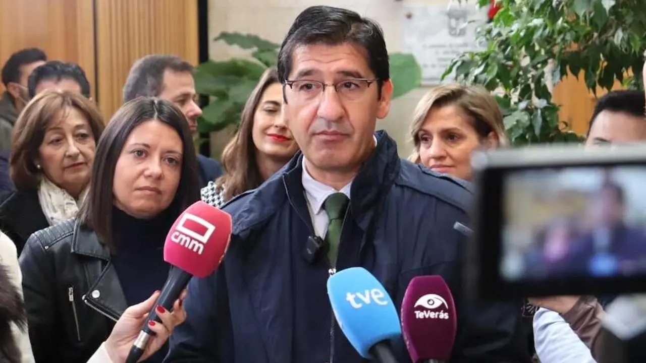 El vicepresidente segundo del Gobierno de Castilla-La Mancha, Jos&eacute; Manuel Caballero, atendiendo a los medios de comunicaci&oacute;n