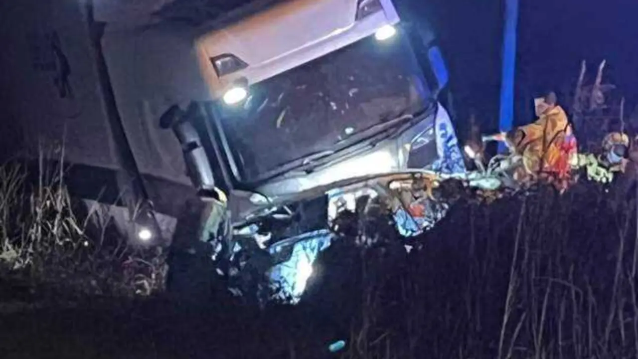 Muere un hombre en un accidente entre un coche y un cami&oacute;n: el camionero, detenido