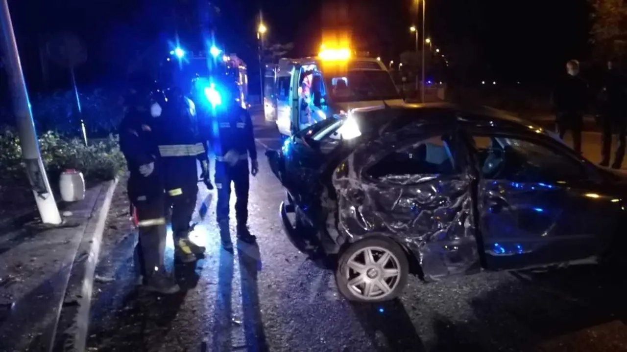 Imagen de archivo de un accidente de tr&aacute;fico con un turismo implicado tras chocar contra una farola