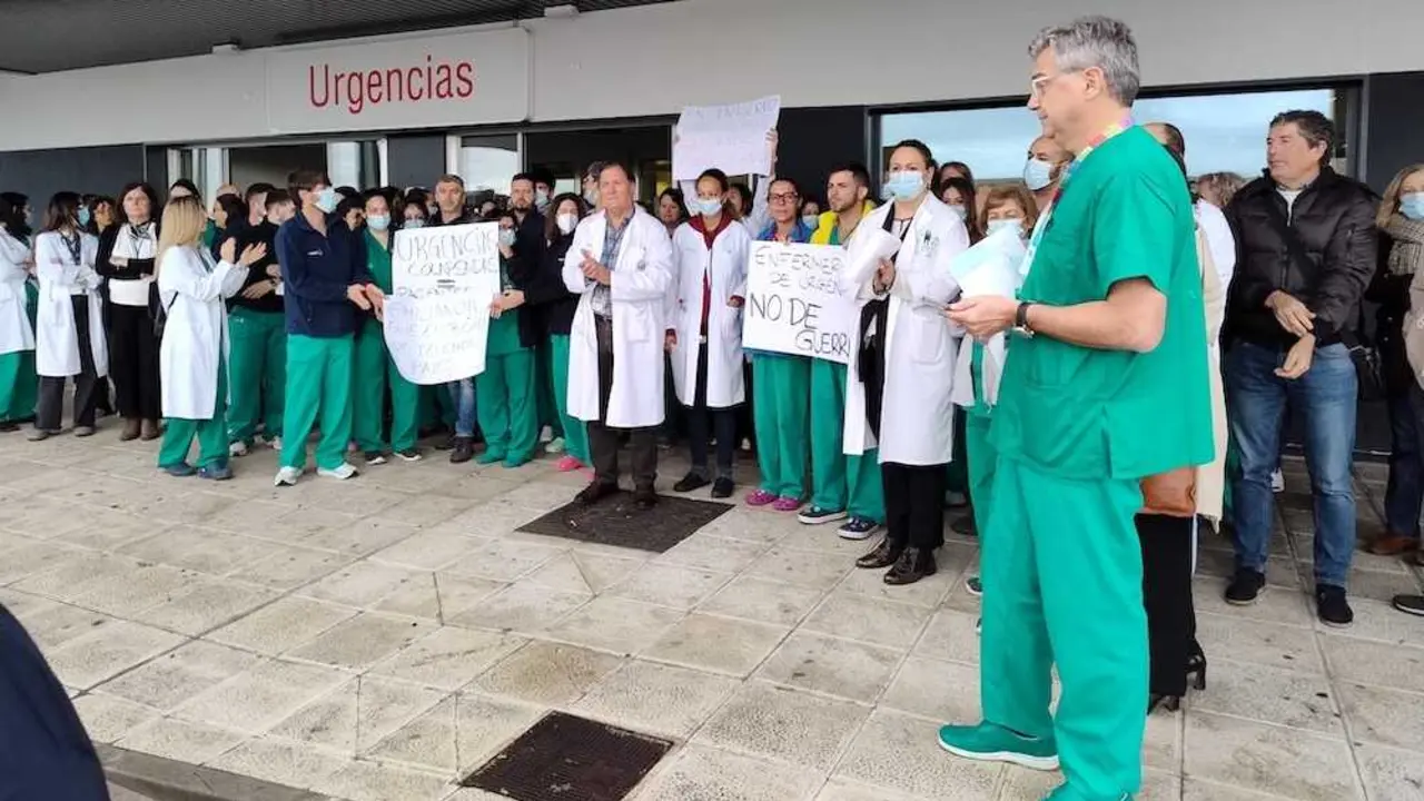 Personal sanitario del servicio de Urgencias del Hospital de Toledo concentrados ante el aumento de pacientes diarios por el pico de la gripe