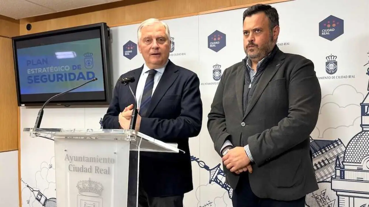 El alcalde de Ciudad Real, Francisco Ca&ntilde;izares, y el concejal de Seguridad Ciudadana, Miguel Herv&aacute;s, presentan el Plan Estrat&eacute;gico de Seguridad