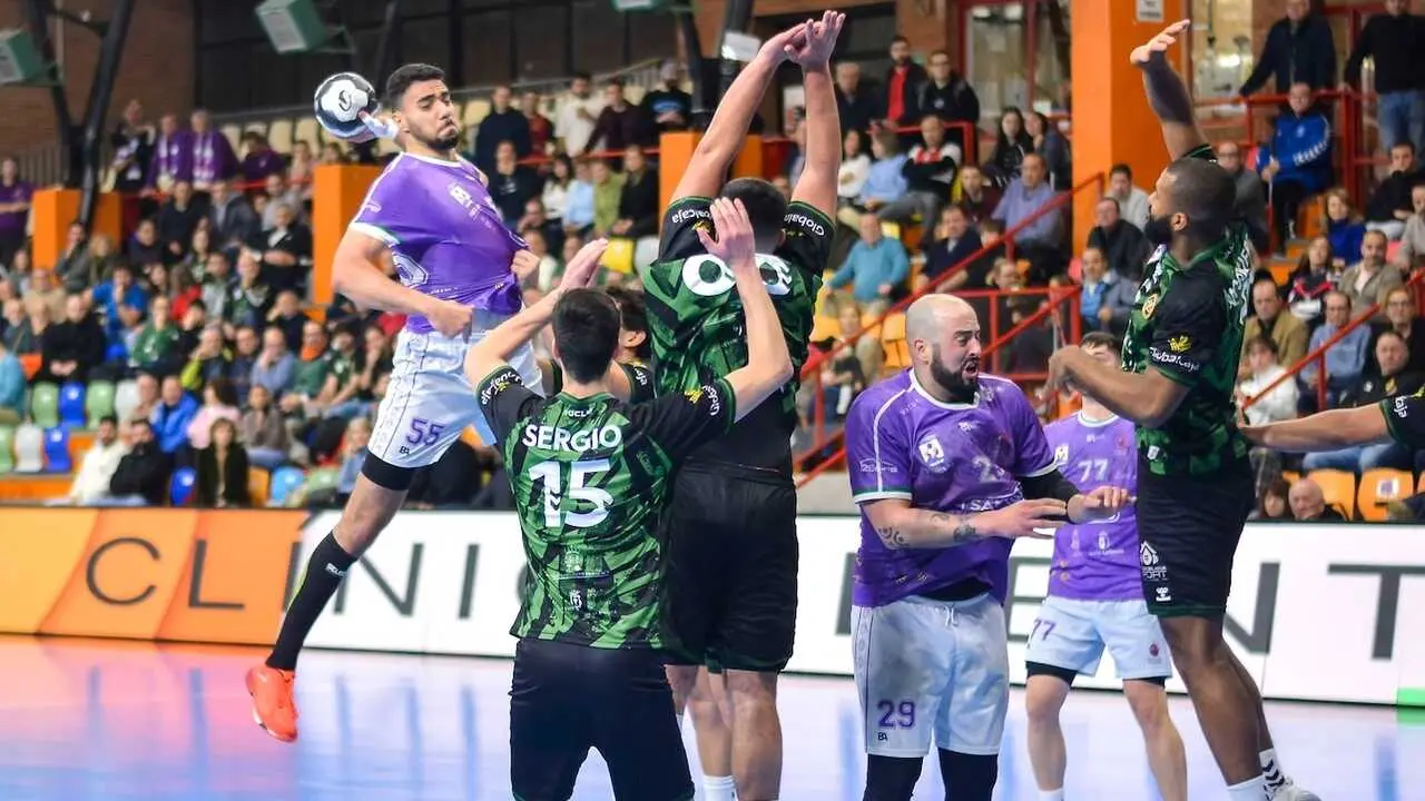 Cuenca y Guadalajara firman tablas en El Sargal tras un derbi intenso (33-33) - Fotograf&iacute;a: J.A. Lillo