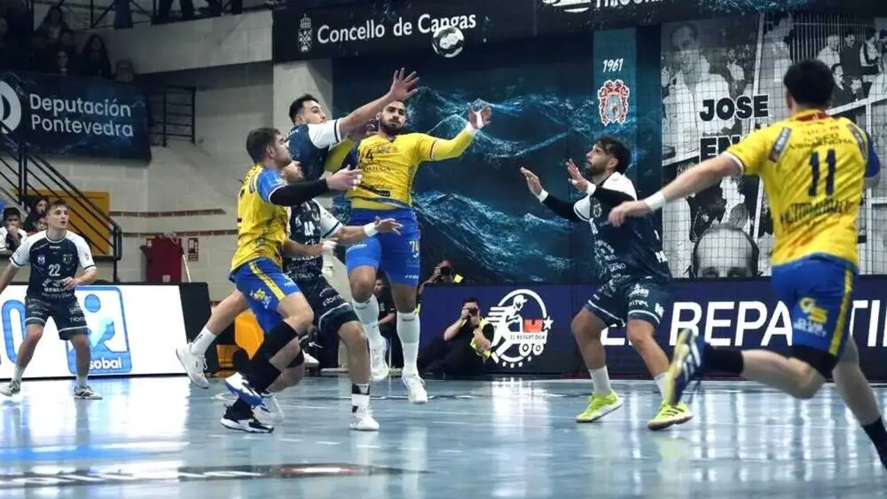 El Caser&iacute;o naufraga en O Gata&ntilde;al y regresa de vac&iacute;o tras ceder ante Cangas (34-25) - Fotograf&iacute;a: Rober Pastoriza