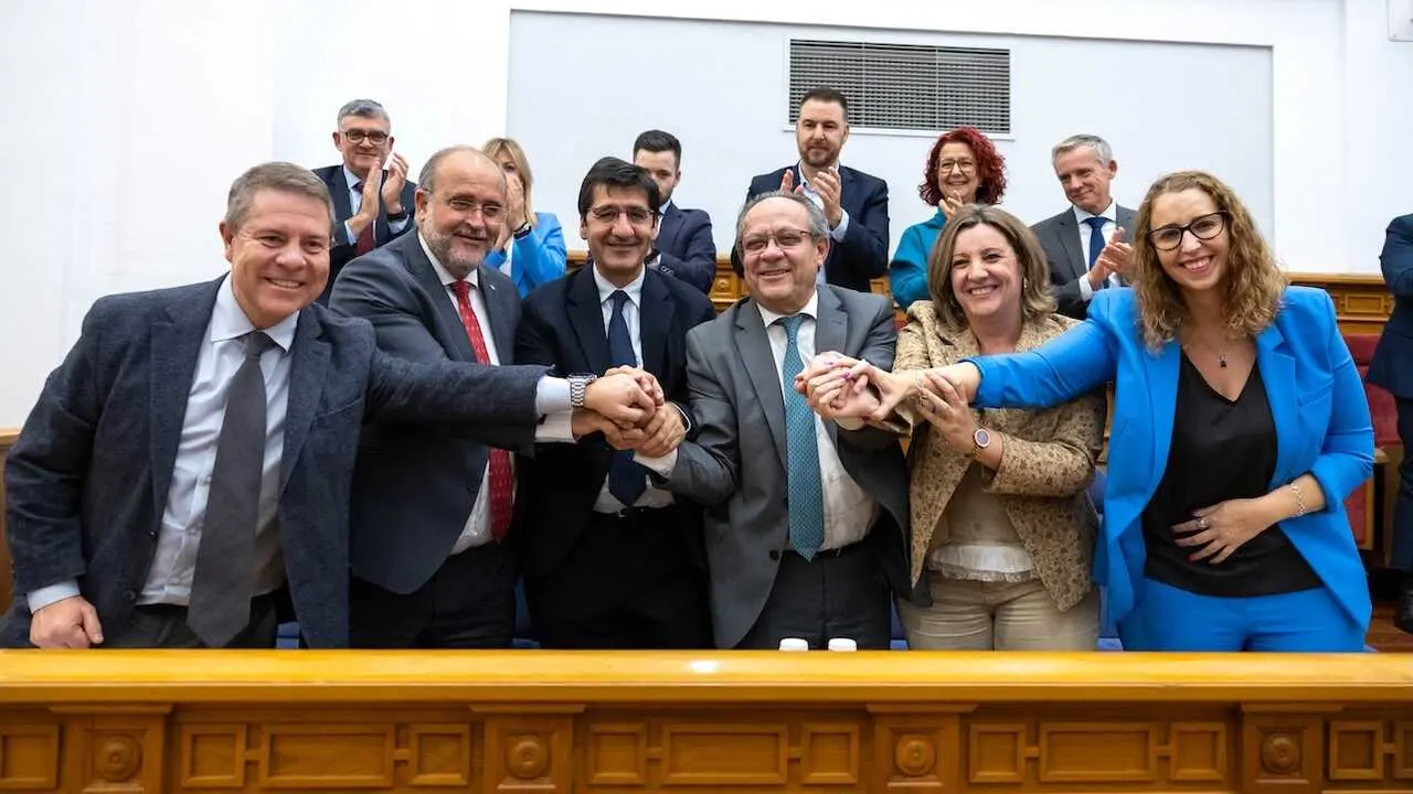 El presidente de Castilla-La Mancha, Emiliano Garc&iacute;a-Page, junto a los vicepresidentes y consejeros en las Cortes regionales tras la aprobaci&oacute;n de los presupuestos para 2026
