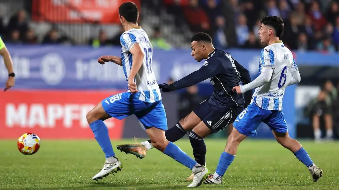 El delantero franc&eacute;s del Real Madrid, Kylian Mbapp&eacute; (c), golpea el bal&oacute;n ante los jugadores del Talavera durante el partido de dieciseisavos de final de la Copa del Rey que Talavera CF y Real Madrid han disputado en El Prado - EFE/Manu Reino