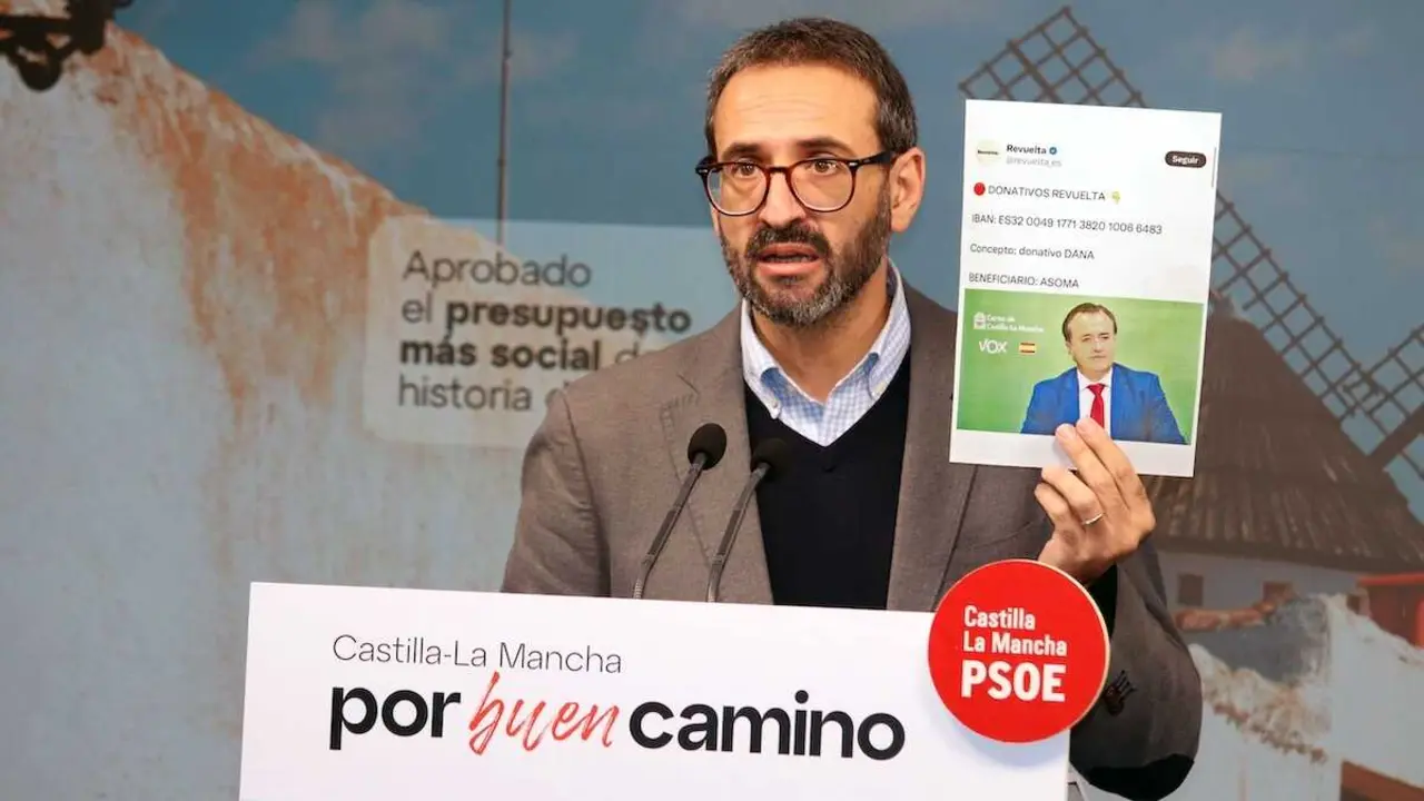 El secretario de Organizaci&oacute;n del PSOE de Castilla-La Mancha y diputado nacional, Sergio Guti&eacute;rrez, durante la rueda de prensa que ha ofrecido en la sede de los socialistas en Toledo
