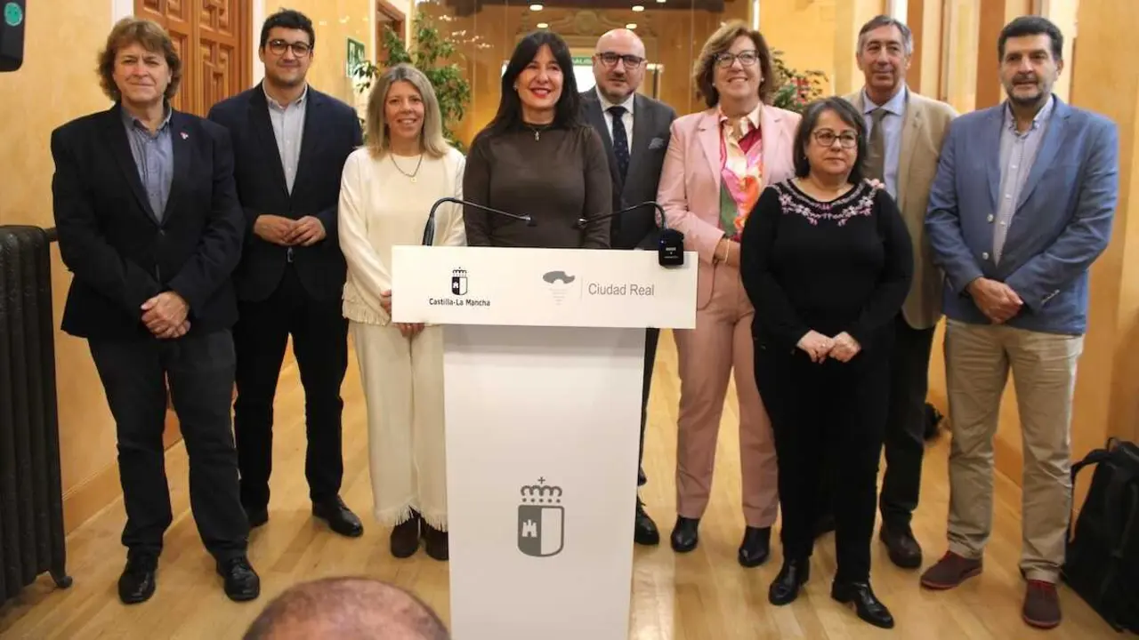 La delegada de la Junta en Ciudad Real, Blanca Fern&aacute;ndez, durante la rueda de prensa que ha ofrecido acompa&ntilde;ada de los delegados provinciales