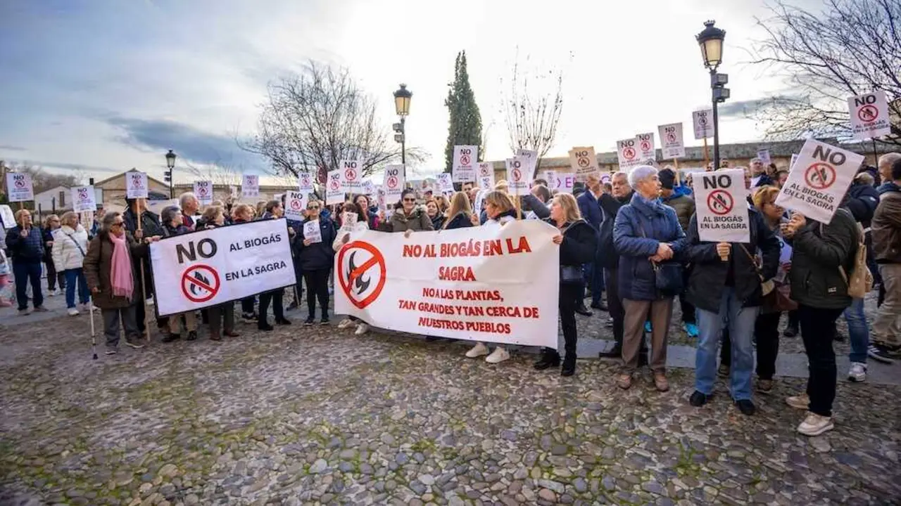 Vecinos de La Sagra se han concentrado este jueves ante el Palacio de Fuensalida de Toledo, sede de la Presidencia del Gobierno de Castilla-La Mancha, para paralizar la planta de biog&aacute;s en Villaluenga (Toledo) - EFE/&Aacute;ngeles Visd&oacute;mine