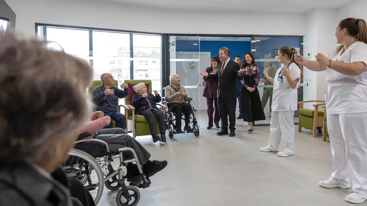 El presidente de Castilla-La Mancha, Emiliano Garc&iacute;a-Page, inaugura, en Elche de la Sierra (Albacete), la residencia de mayores &lsquo;La Candelaria&rsquo;