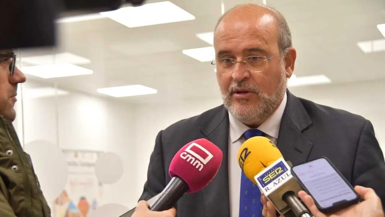 El vicepresidente primero del Gobierno regional, Jos&eacute; Luis Mart&iacute;nez&nbsp;Guijarro, atendiendo a los medios de comunicaci&oacute;n este viernes en Cuenca