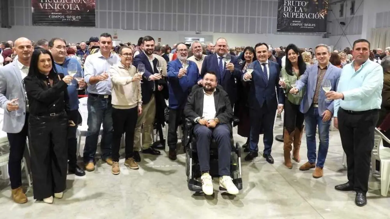 El consejero de Agricultura, Ganader&iacute;a y Desarrollo Rural, Juli&aacute;n Mart&iacute;nez Liz&aacute;n, en la presentaci&oacute;n de las nuevas a&ntilde;adas de Bodegas Campos Reales, cooperativa de El Provencio (Cuenca) que este a&ntilde;o conmemora su 75&ordm; aniversario