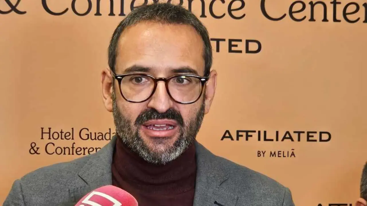 El secretario de Organizaci&oacute;n del PSOE de Castilla-La Mancha y diputado nacional, Sergio Guti&eacute;rrez, atendiendo a los medios este viernes en Guadalajara