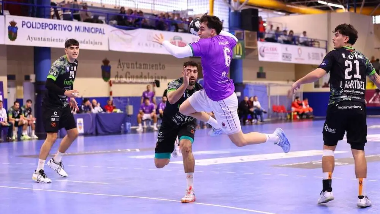 Torrelavega exhibe su poder y arrolla al Guadalajara en el Santamar&iacute;a (30-44)- Fotograf&iacute;a: Santi Molina