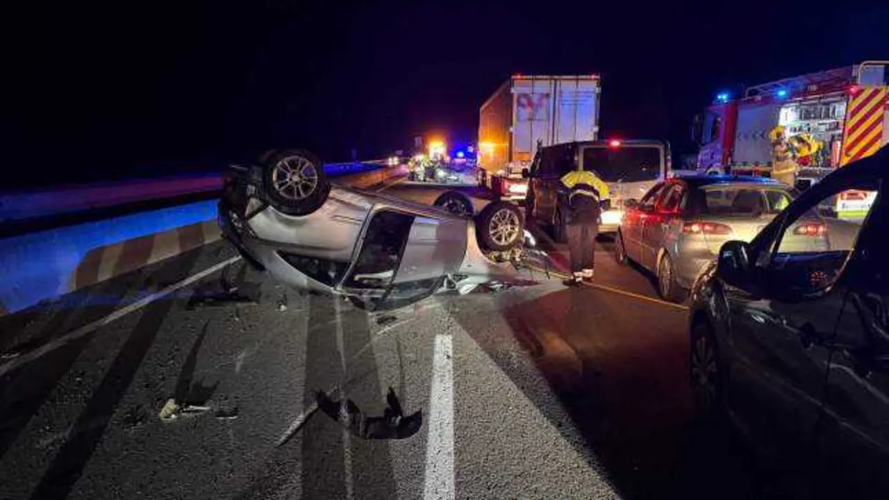 Imagen de archivo de un accidente de tr&aacute;fico m&uacute;ltiple con un turismo volcado