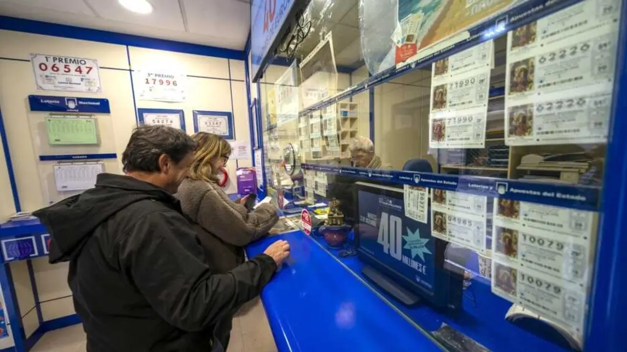 En la imagen de archivo compradores en una administraci&oacute;n de loter&iacute;as, loter&iacute;a nacional,