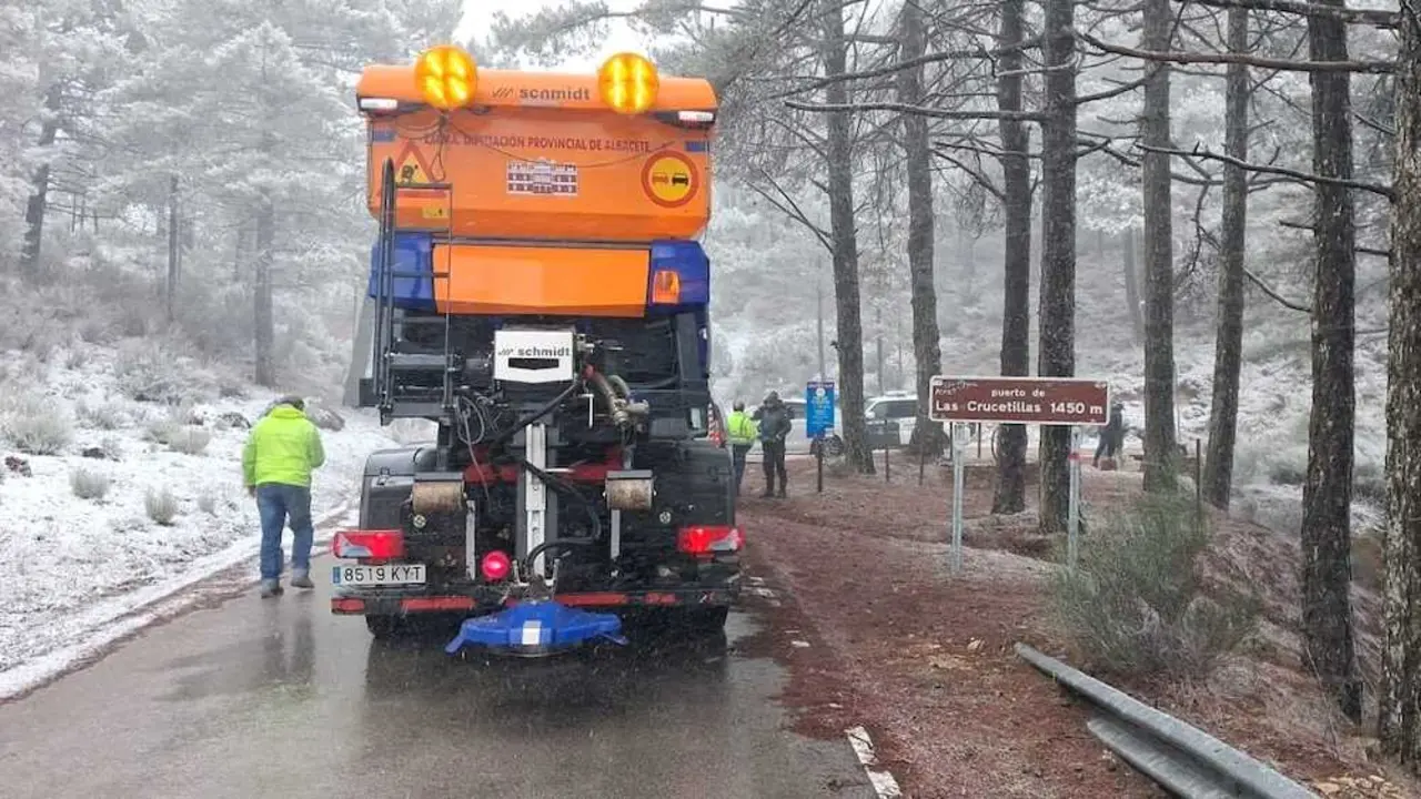 Dos carreteras de Albacete, con el paso prohibido para camiones por la nieve